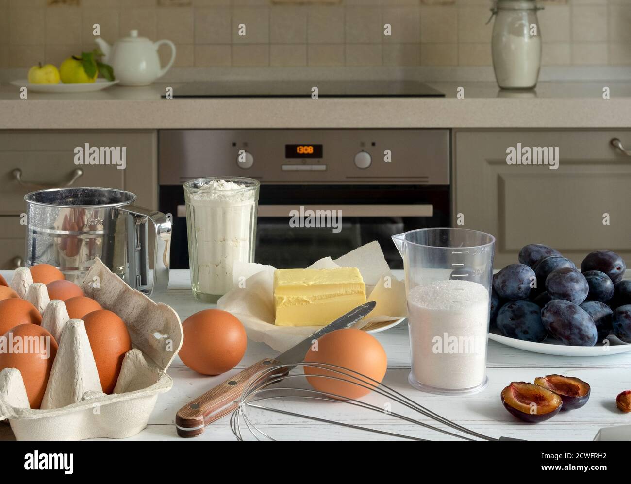 Produkte für das Backen von saisonalen Pflaumen vorbereitet. Stockfoto