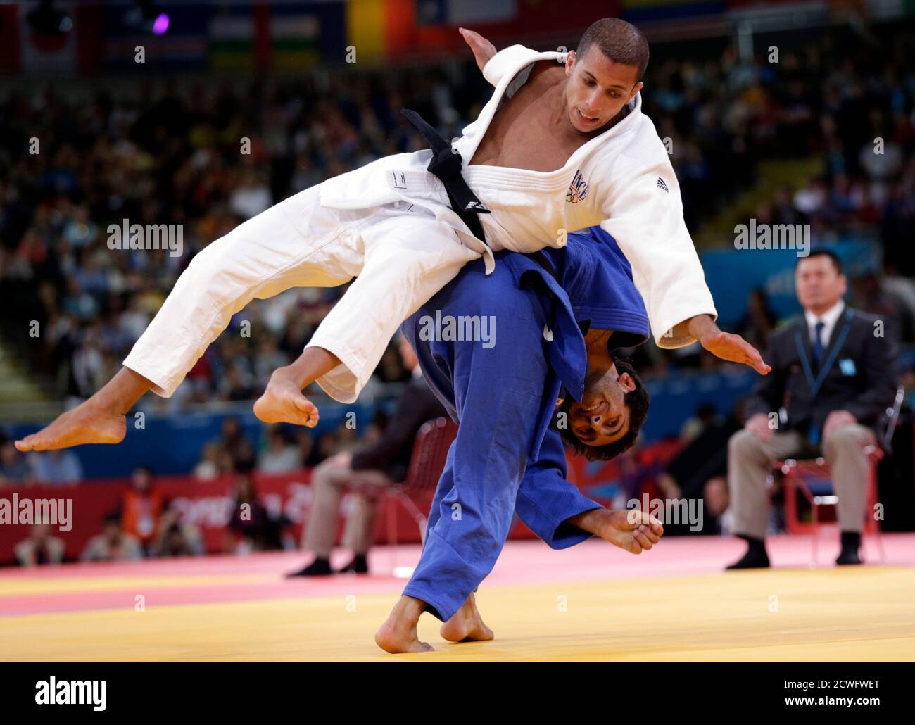 Georgiens Betkili Shukvani kämpft mit Frankreichs Sofiane Milous (weiß) während ihre Männer-60 kg Ausscheidungsrunde 32 Judo-Match auf der London 2012 Olympische Spiele Juli 28, 2012.        REUTERS/Toru Hanai (Großbritannien - Tags: SPORT-Olympia-SPORT-JUDO) Stockfoto