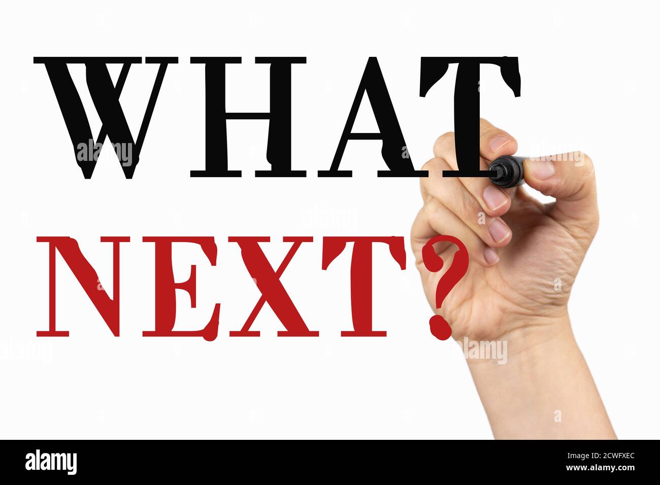 Wie geht es weiter? Phrase auf einem Whiteboard, geschrieben mit schwarzem Marker in einer Hand. Stockfoto