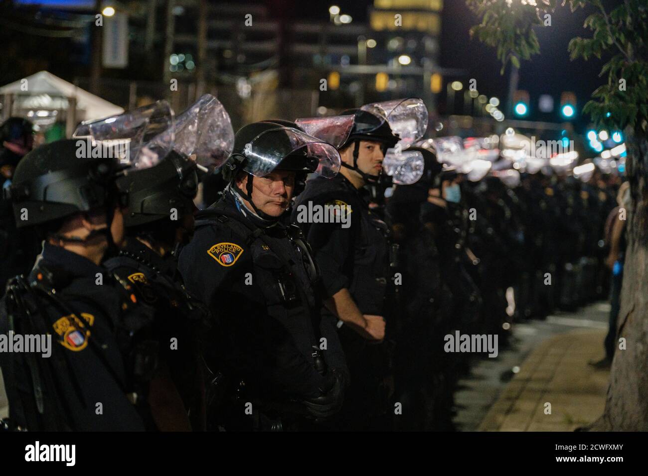 Cleveland, Ohio, USA. September 2020. Cleveland Police hält eine Linie in Opposition zu Protestierenden während der ersten Präsidentendebatte, die in Cleveland, Mittwoch, 30. September 2020 gehalten wird. Quelle: Andrew Dolph/ZUMA Wire/Alamy Live News Stockfoto