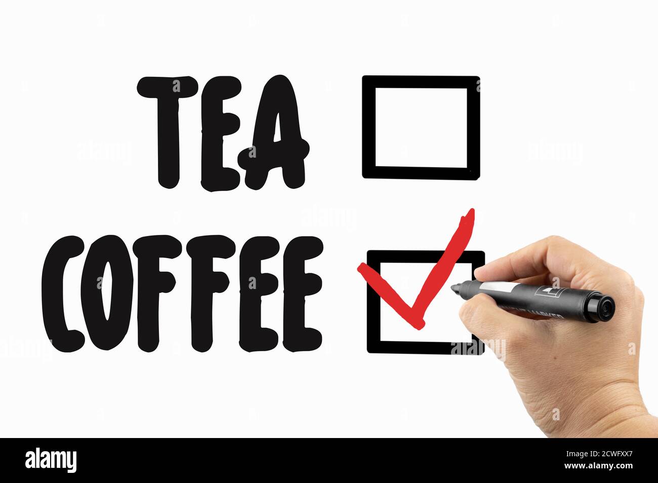 Wählen Sie zwischen Tee und Kaffee mit Kontrollkästchen. Doodle auf einem Whiteboard, geschrieben mit schwarzem und rotem Marker in einer Hand. Skizziertext auf einer Tafel einschreiben Stockfoto