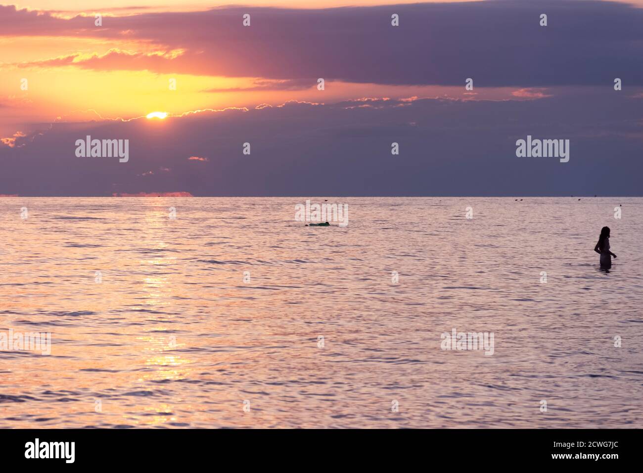 Sommer: Sonnenuntergang am Strand in Apulien, Italien. Stockfoto