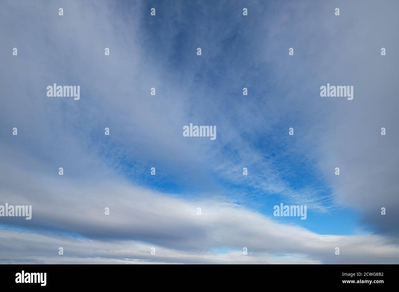 Flauschige Wolken am Abend Blick auf den Himmel. Klima, Umwelt und Wetter Konzept Himmel Hintergrund. Stockfoto