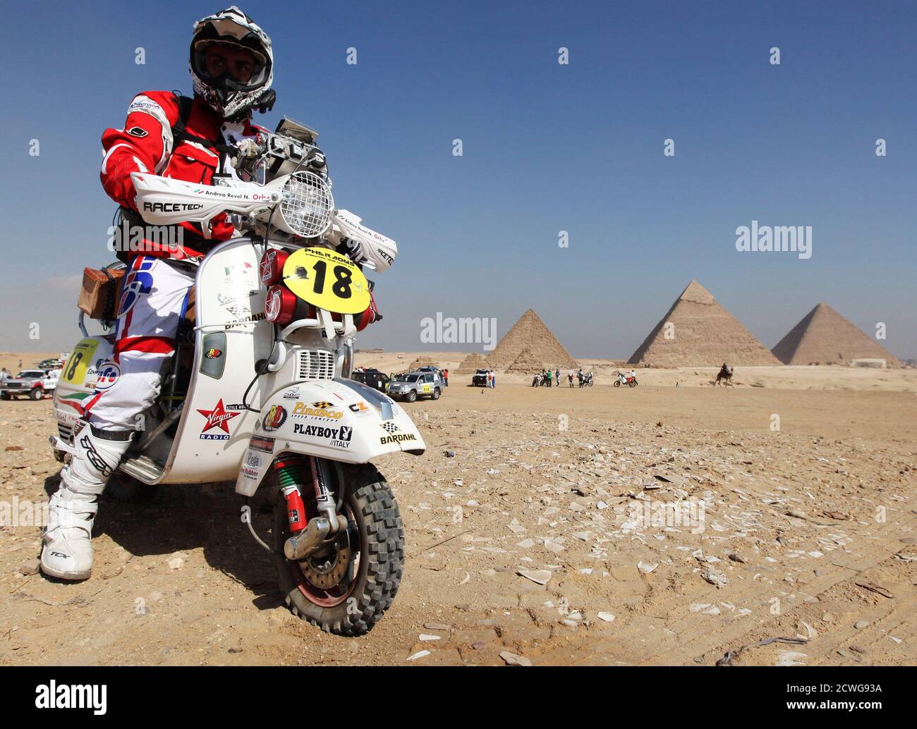 Marcello Dibrogni Italiens bereitet sich auf sein Motorrad Piaggio Vespa PX  150 zu Beginn der International Cross Country Rally von Pharaonen auf dem  Plateau Pyramiden in Gizeh, am Stadtrand von Kairo 3.