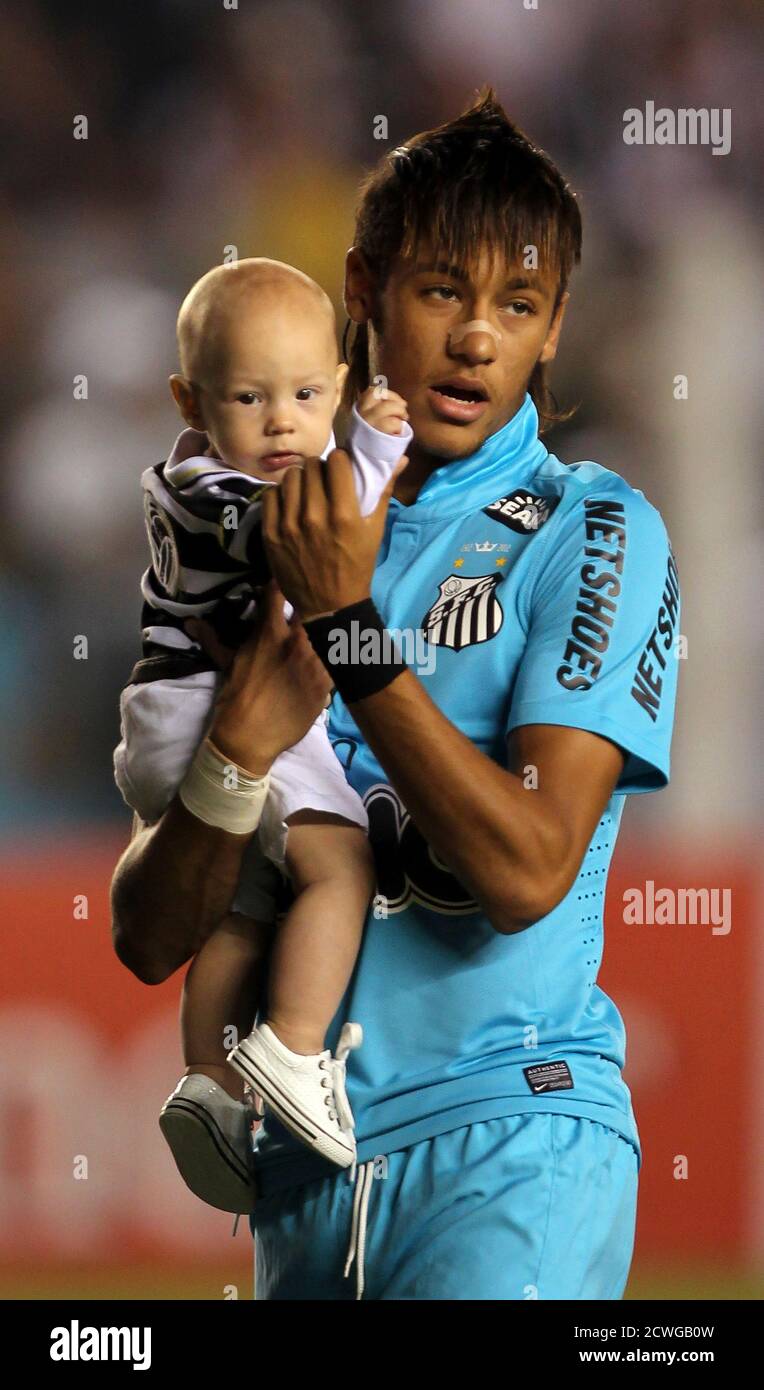 Neymar Von Brasilien Santos Fuhrt Sein Sohn Davi Lucca Vor Seinem Copa Libertadores Fussballspiel Gegen Bolivien Der Starkste In Santos 19 April 2012 Reuters Paulo Whitaker Brasilien Tags Sport Fussball Stockfotografie Alamy