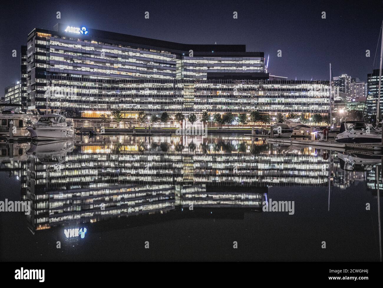 Melbourne Australien: Docklands Handelsgebäude am Yarra Fluss bei Nacht. Stockfoto