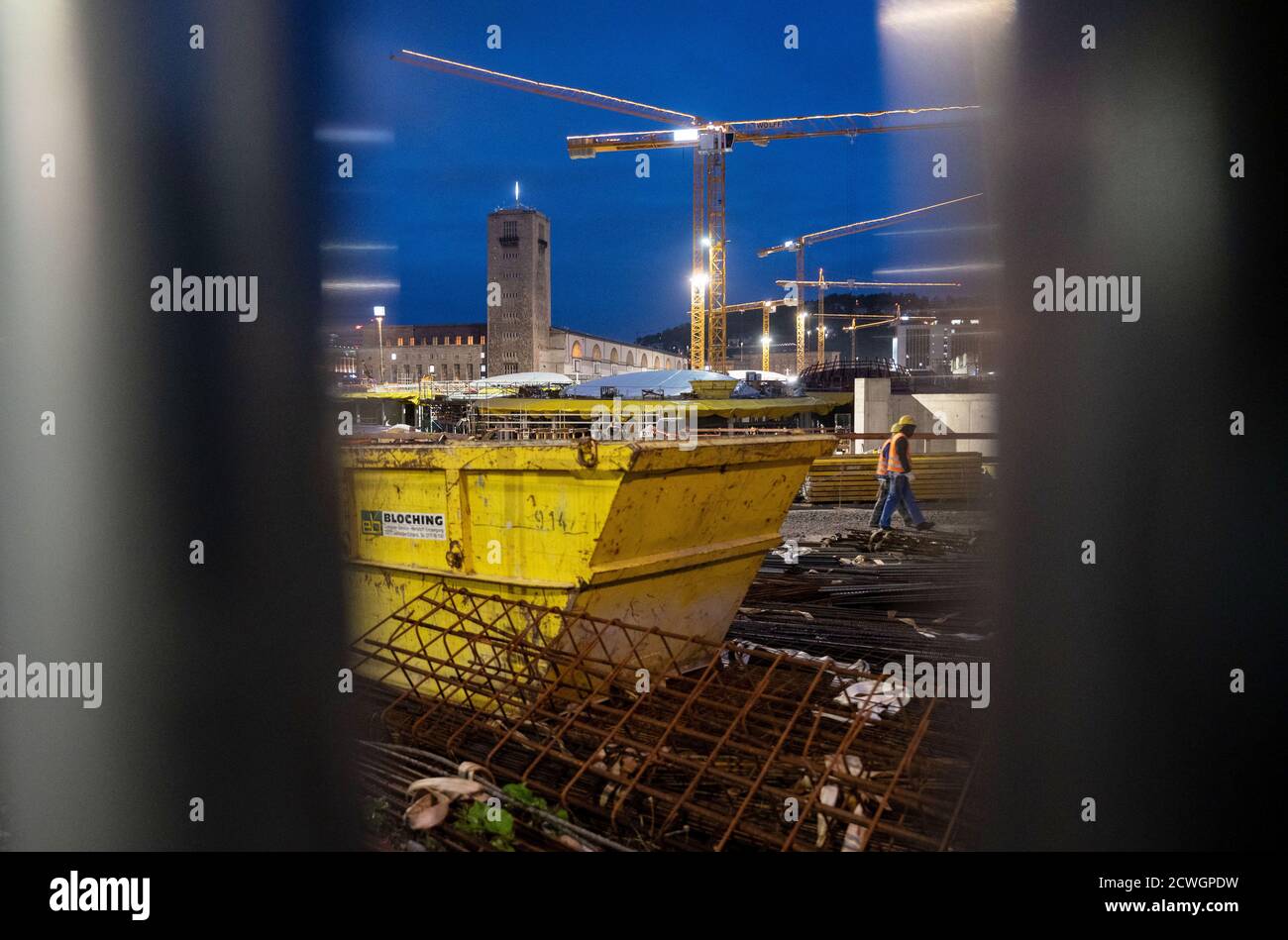 Stuttgart, Deutschland. September 2020. Die Baustelle der künftigen U-Bahn-Station des Bahnprojekts Stuttgart 21 das Verwaltungsgericht Mannheim befasst sich mit dem Streit um den Bahnhof. Ein Mitglied der Gruppe der Ingenieure 22 geht wegen seines seiner Einschätzung nach unzureichenden Brandschutzes in der U-Bahn, dem Kern des Milliarden-Euro-Projekts, gegen das Bundesbahnamt (EBA) vor. Die EBA hat die Zurückweisung der Klage beantragt. Quelle: Marijan Murat/dpa/Alamy Live News Stockfoto