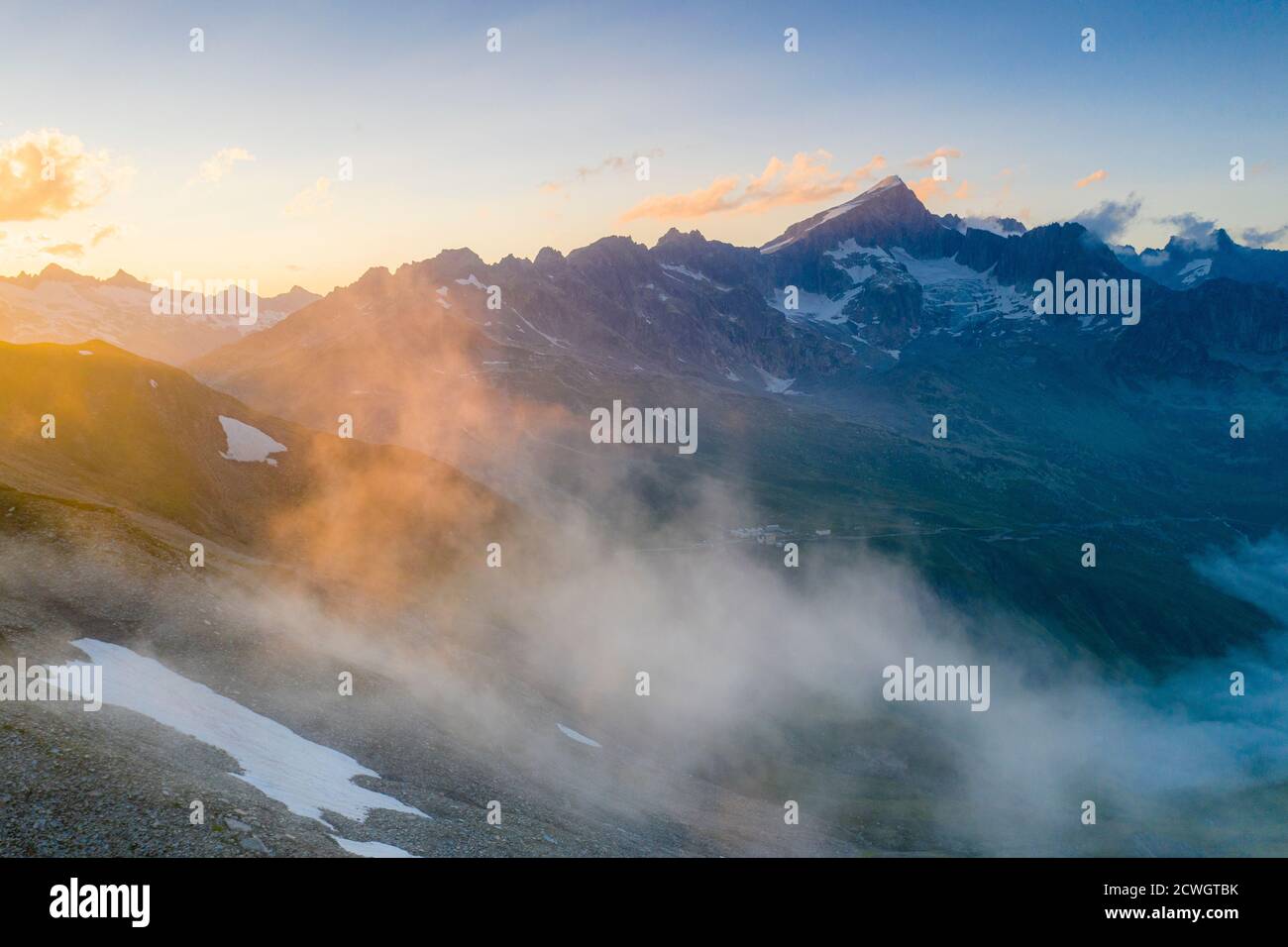 Galenstock Berg bei einem nebligen Sonnenuntergang im Sommer, Furka Pass, Kanton Uri, Schweiz Stockfoto