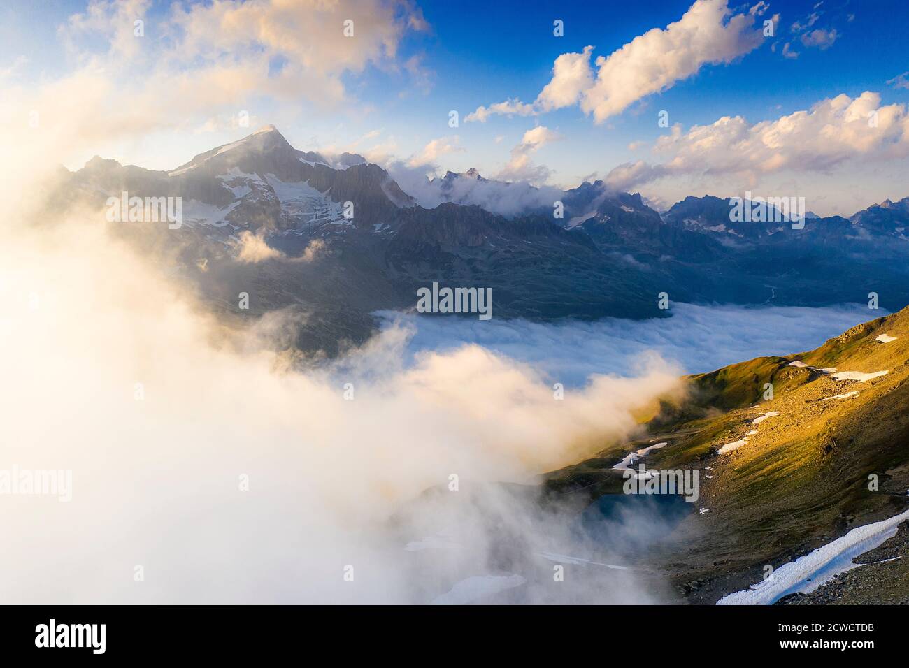 Nebel bedeckt das Tal zu Füßen des majestätischen Galenstock Berges, Furka Pass, Kanton Uri, Schweiz Stockfoto