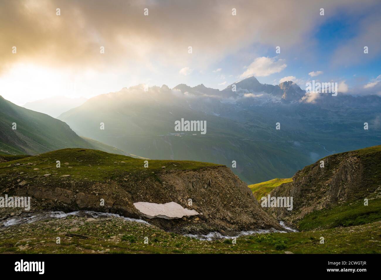 Nebel über den felsigen Gipfeln und Wiesen rund um Furka Pass, Kanton Uri, Schweiz Stockfoto