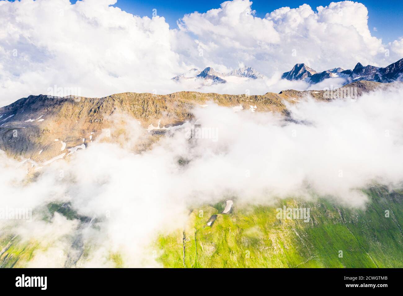 Luftaufnahme des Furka-Passes und von Nebel versteckte Berge, Kanton Uri, Schweiz Stockfoto