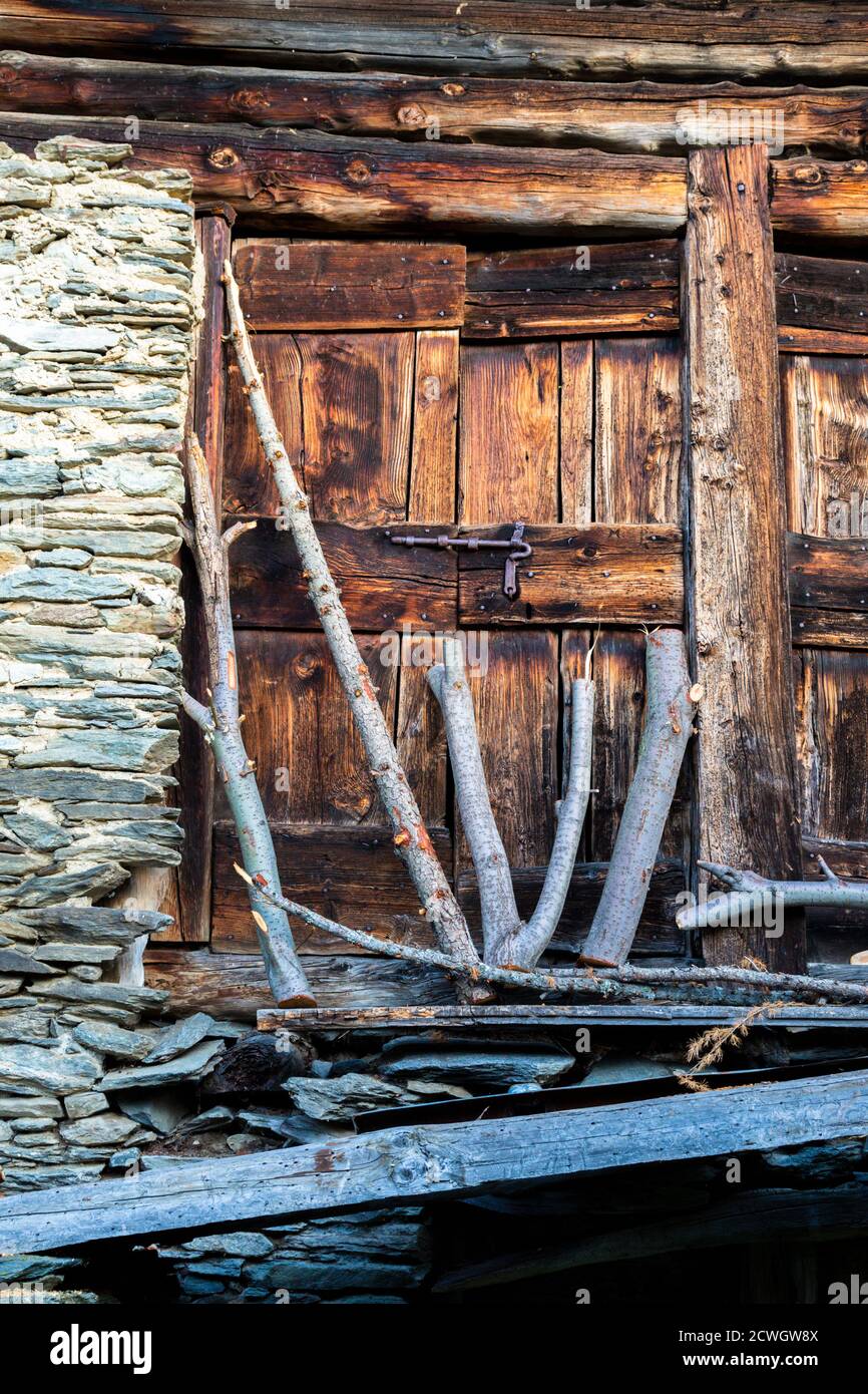 Verlassene Steinhütte mit Holzeingang, Starleggia, Campodolcino, Valchiavenna, Valtellina, Lombardei, Italien Stockfoto