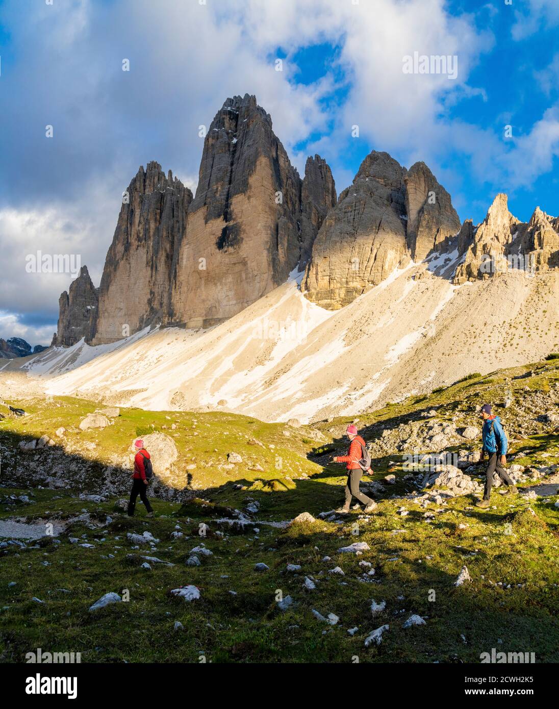 Wanderer wandern auf dem Wanderweg in Richtung Grava Longa Seen zu Füßen der Tre Cime di Lavaredo, Naturpark Sextner Dolomiten, Südtirol, Italien Stockfoto