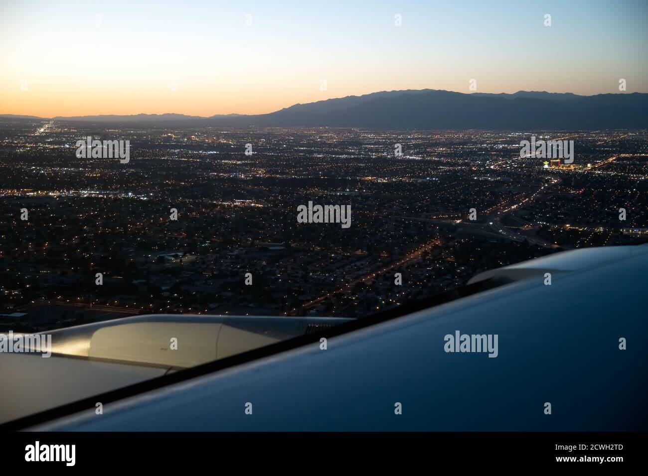 Las Vegas Valley bei Sonnenuntergang vom fliegenden Flugzeug. Stockfoto