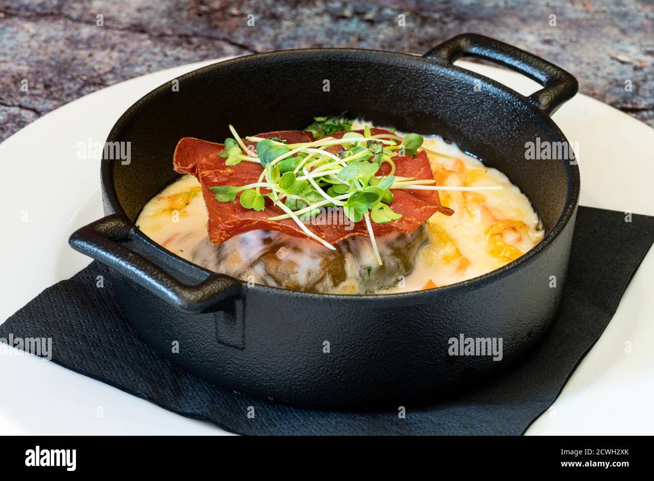 Gemüse und Fleisch gekocht in owen serviert in einem Topf, Engadin, Schweiz Stockfoto