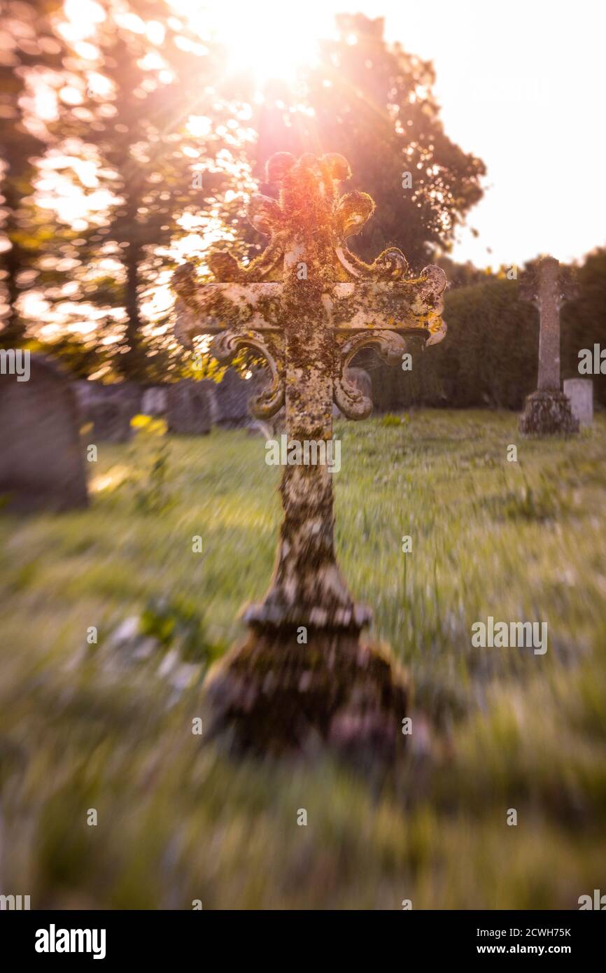 Lensbaby Bild von Grabstein St. Michael der Erzengel Kirche, Booton, Norfolk Stockfoto
