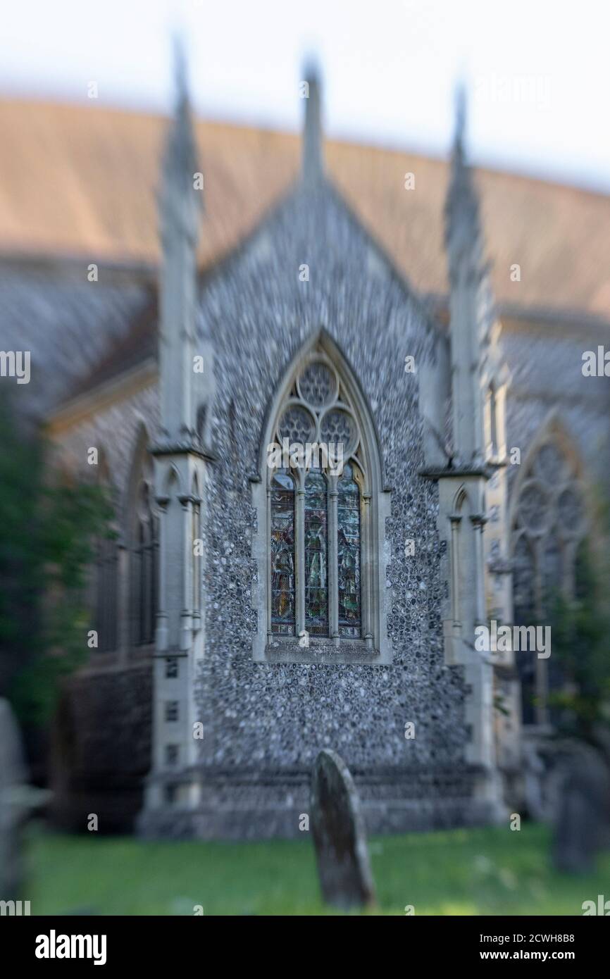Lensbaby Bild von Grabstein St. Michael der Erzengel Kirche, Booton, Norfolk Stockfoto