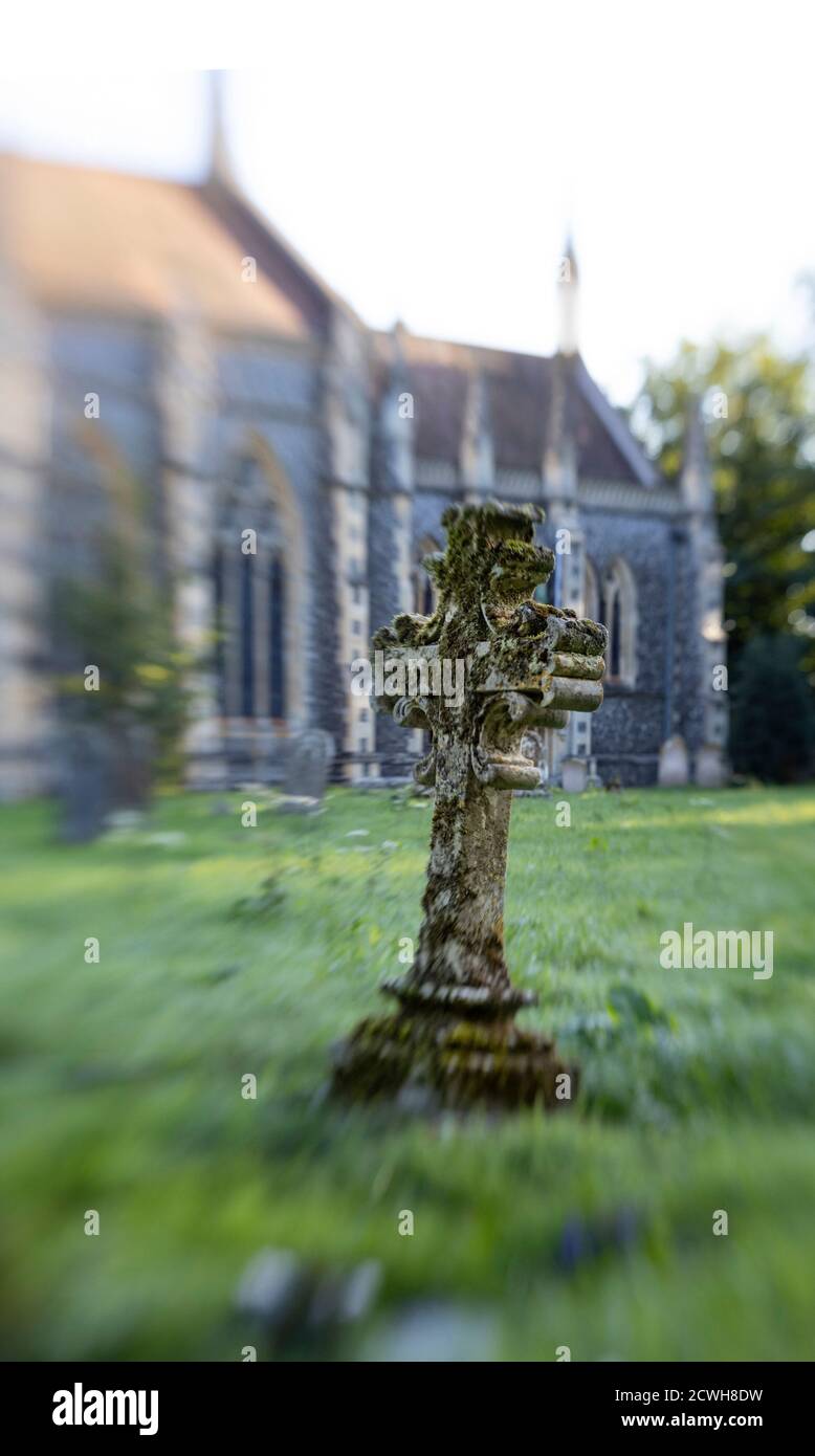 Lensbaby Bild von Grabstein St. Michael der Erzengel Kirche, Booton, Norfolk Stockfoto