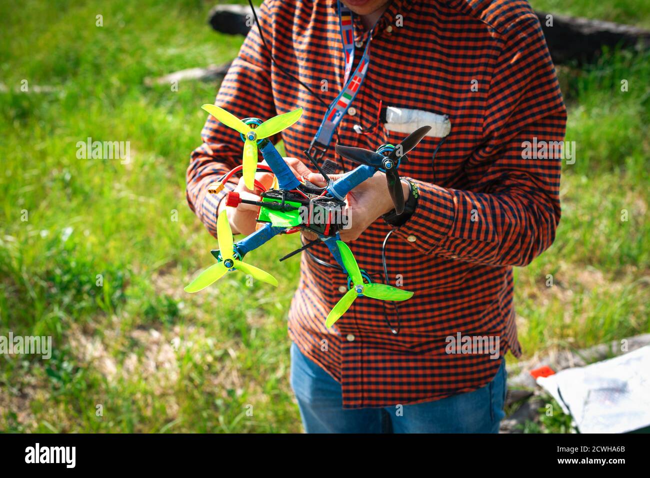 Mann repariert und justiert eine Renndrohne vor dem Fliegen Stockfoto