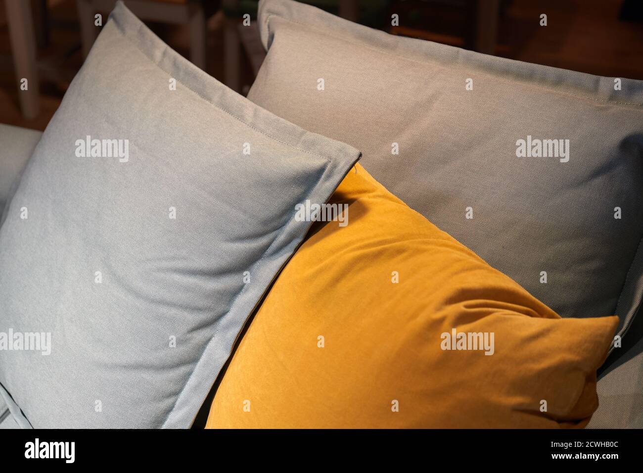 Sofa mit Kissen Stockfoto