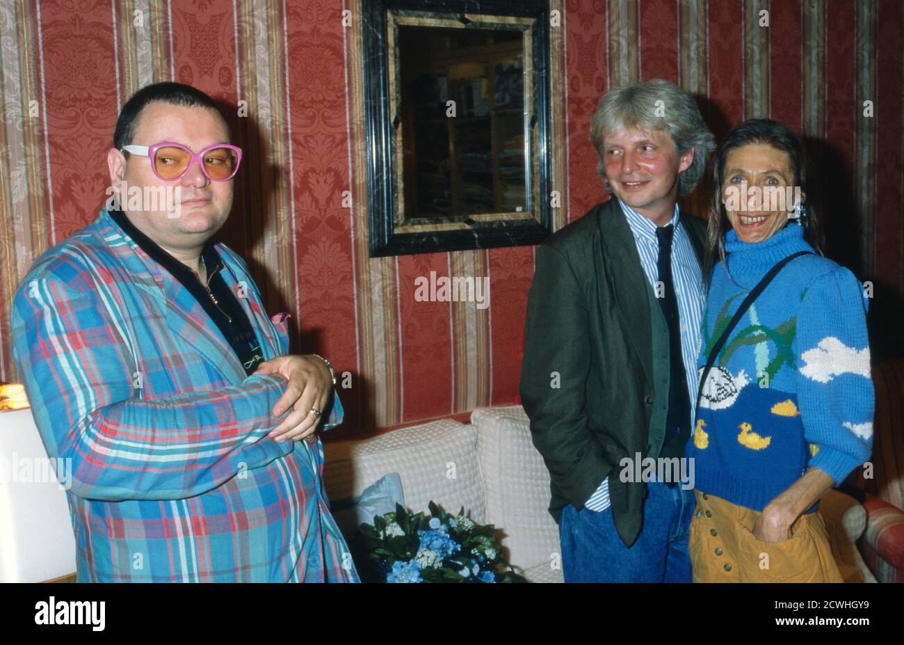 Helga Feddersen, deutsche Schauspielerin, Sängerin und Autorin, mit lebensgeführter Olli Maier (mit Brille) in Hamburg, Deutschland 1988. Stockfoto