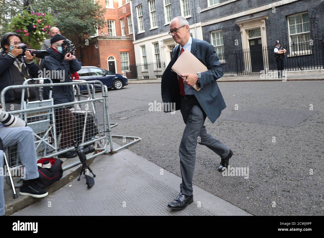 Der wissenschaftliche Chefberater der Regierung, Patrick Vallance, verlässt 10 Downing Street, London, vor einer Kabinettssitzung im Foreign and Commonwealth Office. Stockfoto