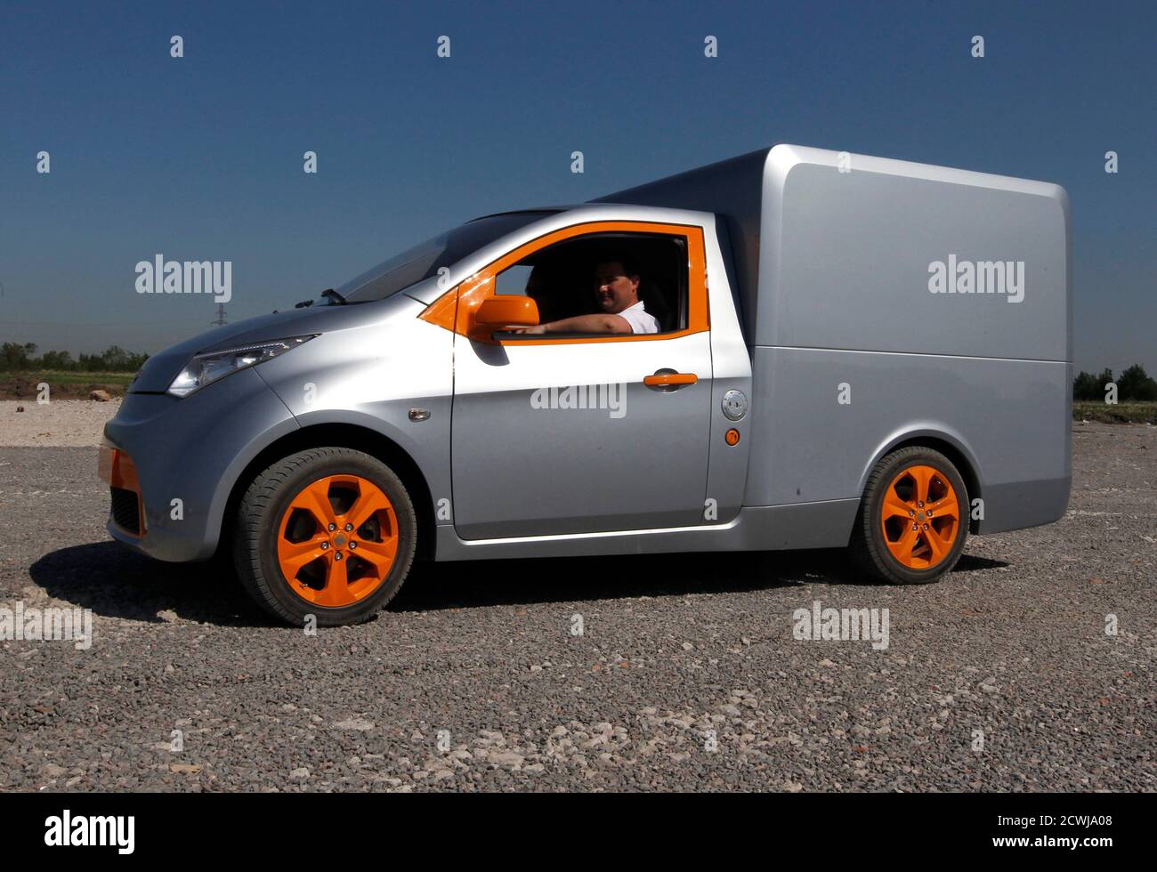 Ein Furgon Automobil wird während einer Zeremonie, um den Bau der Fabrik zu starten, um russische neue Auto Marke "e" Automobile, entworfen von Onexim Group Unternehmen, im Besitz von Milliardär Michail Prokhorov, außerhalb St. Petersburg 8. Juni 2011. Die russische Neuwagenmarke "e" ("e with two dots above" ist der siebte Buchstabe im russischen Alphabet) Autos werden laut den Vertretern des Unternehmens zu den billigsten Hybriden der Welt mit einem Preis von 10,000 US-Dollar. REUTERS/Alexander Demianchuk (RUSSLAND - Tags: BUSINESS TRANSPORT BAU) Stockfoto