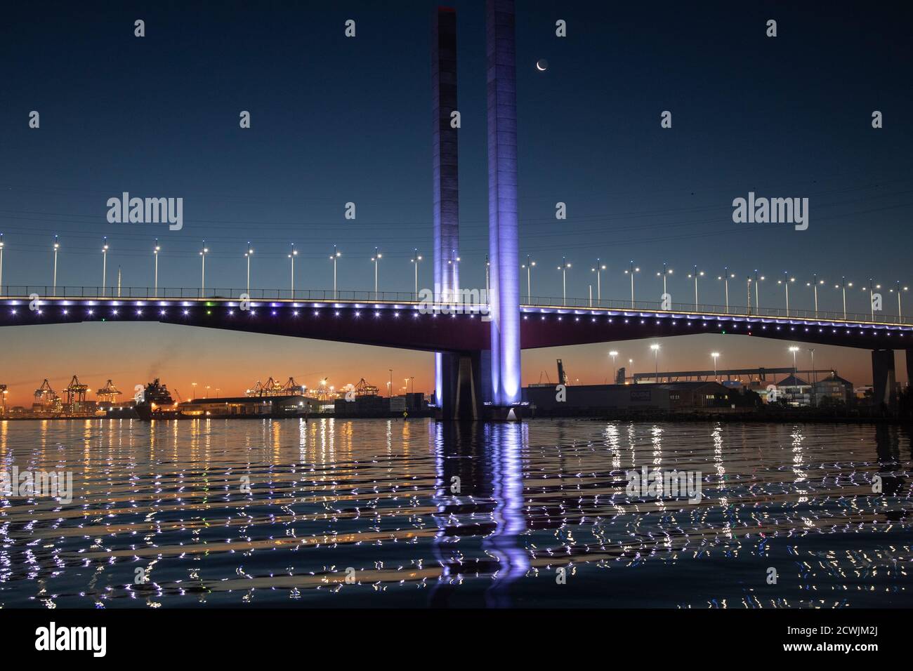 Architektur Von Melbourne. Die Bolte-Brücke leuchtet nachts über dem Yarra River. Stockfoto