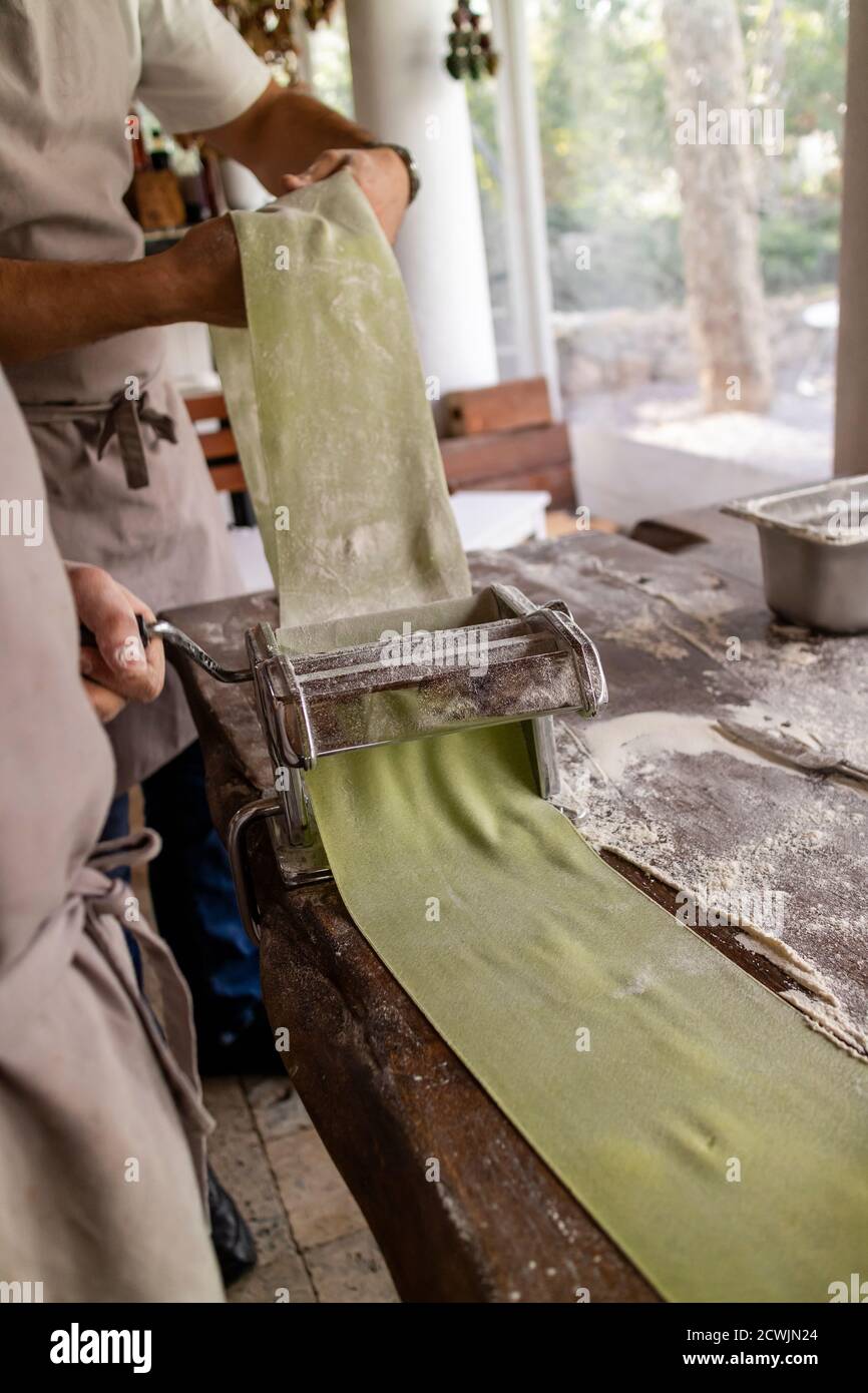 Der Koch Bereitet Frische Hausgemachte Pasta Zu Stockfoto