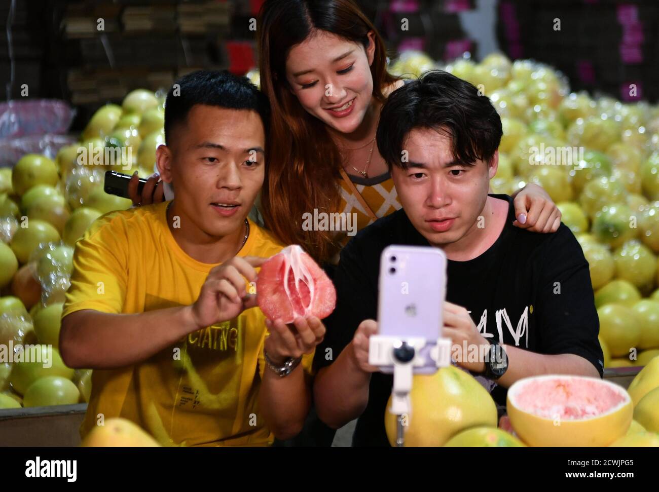 (200930) -- PEKING, 30. September 2020 (Xinhua) -- die Leute fördern den Verkauf von Pomelos über Livestreaming-Plattformen im Bezirk Pinghe, südöstlich der Provinz Fujian in China, 17. September 2020. (Xinhua/Wei Peiquan) Stockfoto