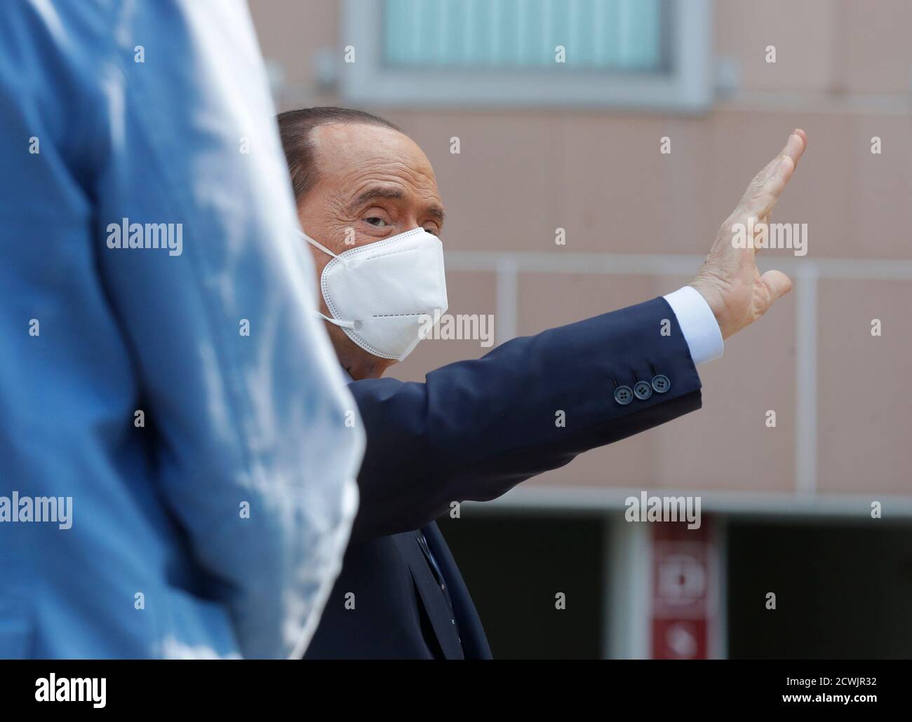 (200930) -- PEKING, 30. September 2020 (Xinhua) -- der ehemalige italienische Premierminister Silvio Berlusconi wird am 14. September 2020 aus dem Krankenhaus San Raffaele in Mailand, Italien, entlassen. (Xinhua) Stockfoto