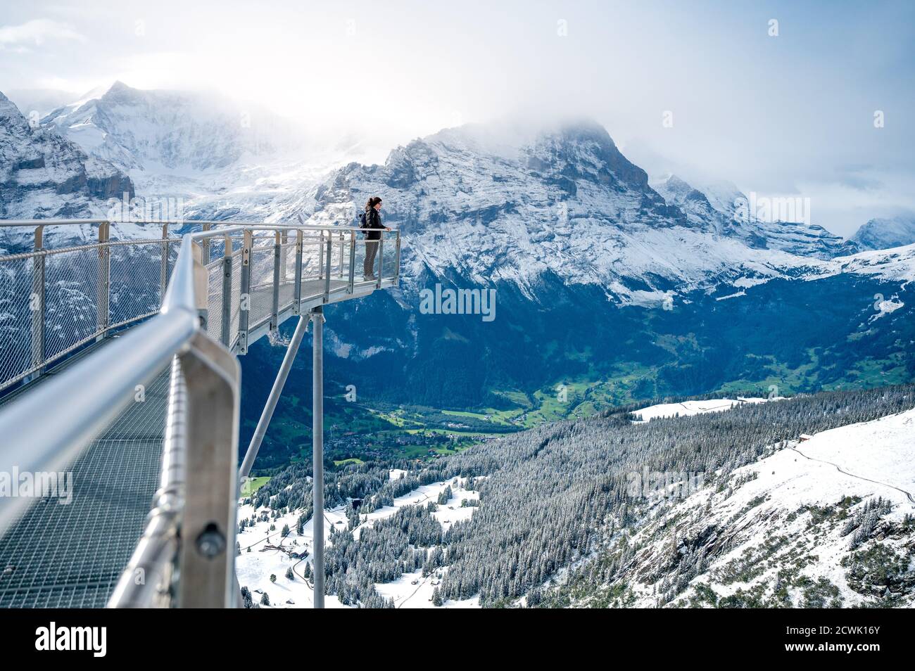 Girl auf dem ersten Cliff Walk in Grindelwald-First mit Eiger Northface Im Hintergrund Stockfoto