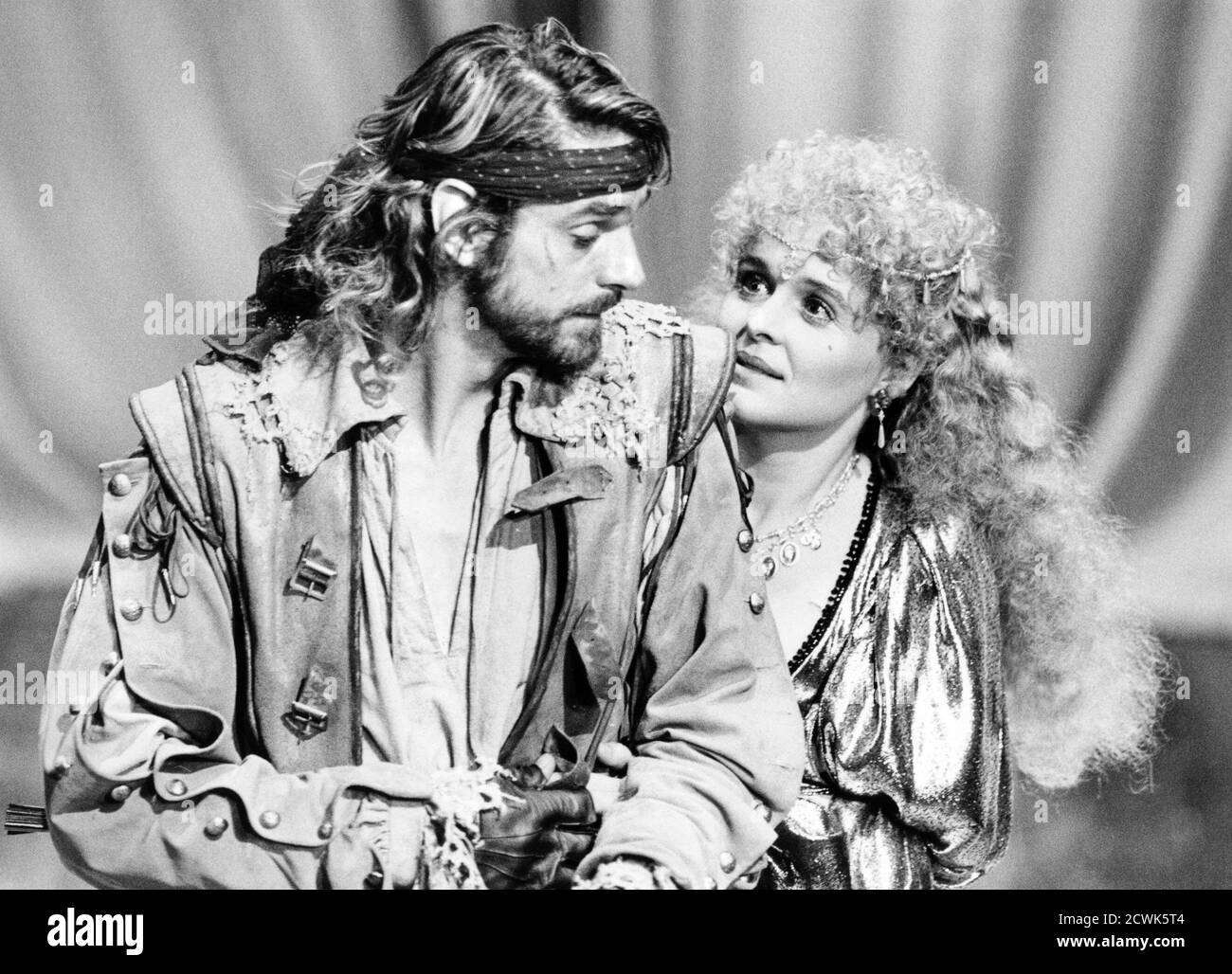 Jeremy Irons (Willmore, The Rover), Sinead Cusack (Angellica Bianca) im ROVER von Aphra Behn bei der Royal Shakespeare Company (RSC), Swan Theatre, Stratford-upon-Avon, England 03/07/1986 Adapted & Directed by John Barton Design: Louise Belson Beleuchtung: Wayne Dowdeswell Stockfoto