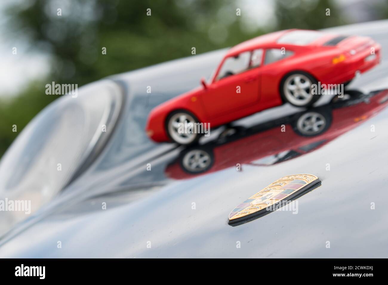 Porsche 993 mit Miniaturmodell in Deutschland Stockfoto