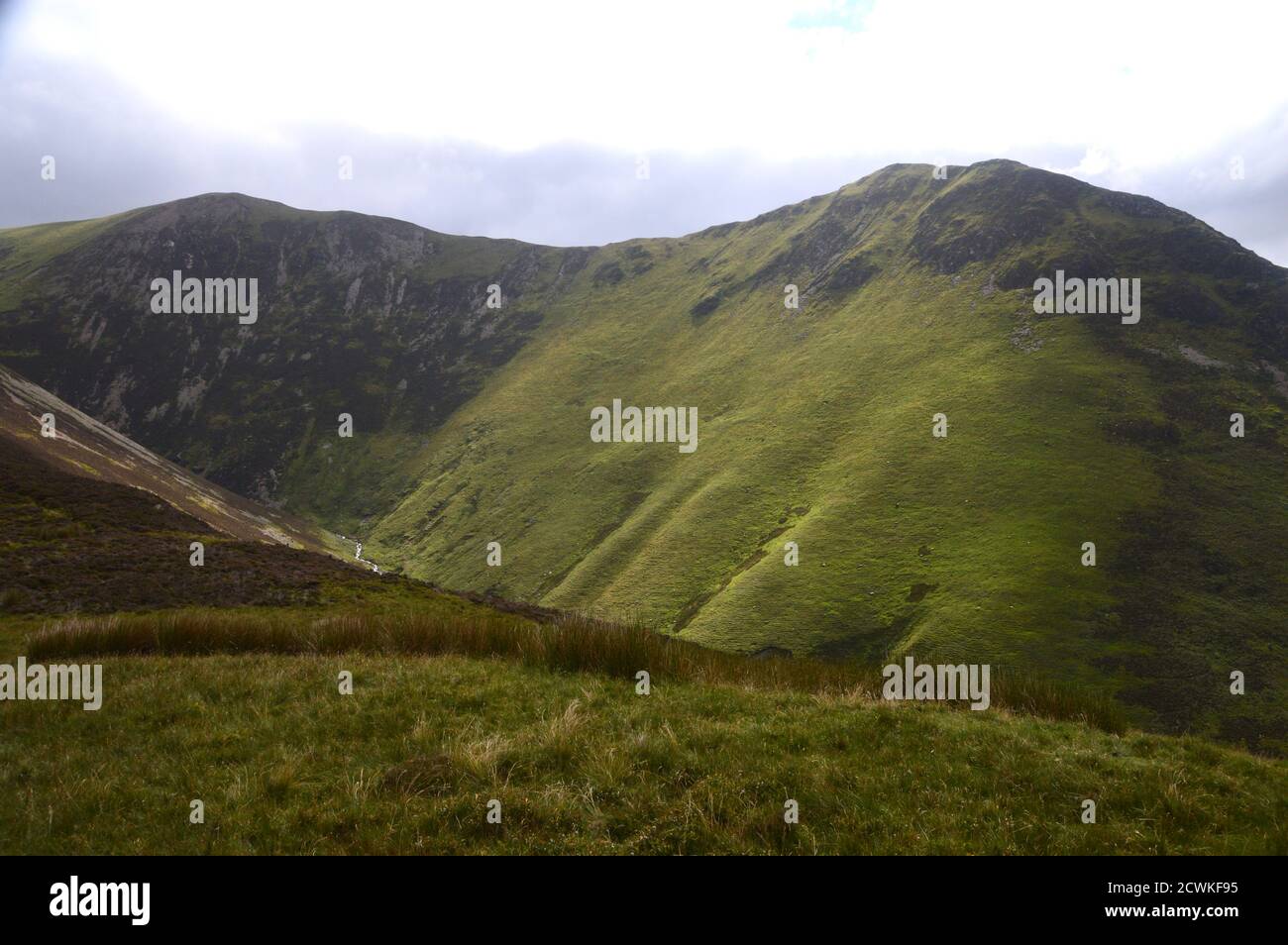 Die Wainwrights Wandope & Whiteless Pike vom Ridge Path auf Lad Hows auf dem Weg nach 'Grasmoor' im Lake District National Park, Cumbria. VEREINIGTES KÖNIGREICH. Stockfoto