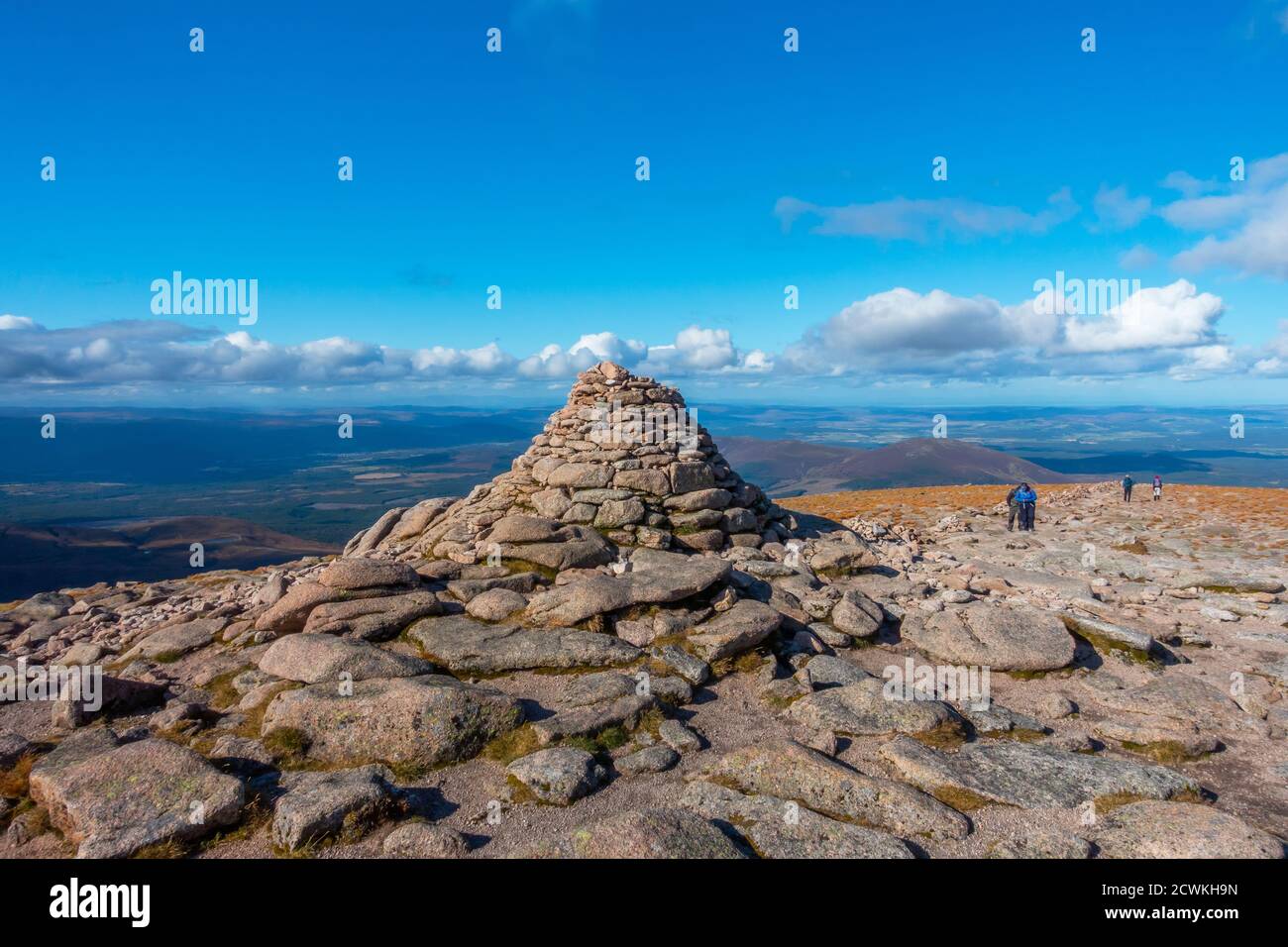 Cairn auf dem Gipfel des Berges Cairn Gorm, ein munro in der Nähe des Cairngorm Ski Centre in Aviemore, Schottland, Großbritannien Stockfoto