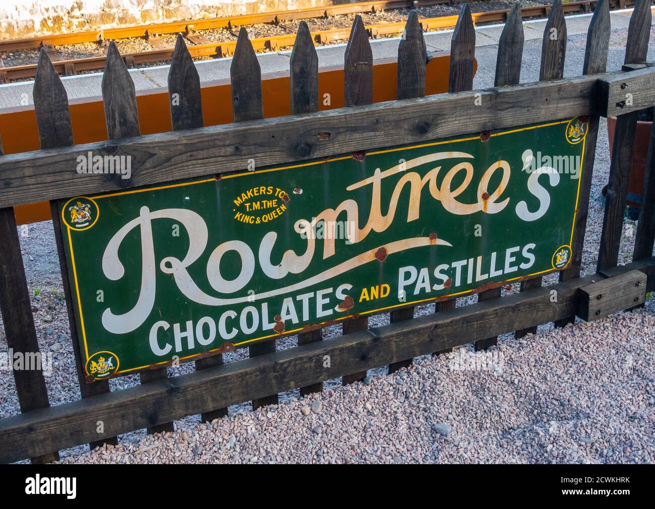 Altes Schild für Rowntrees Schokolade und Pastillen in Großbritannien Stockfoto