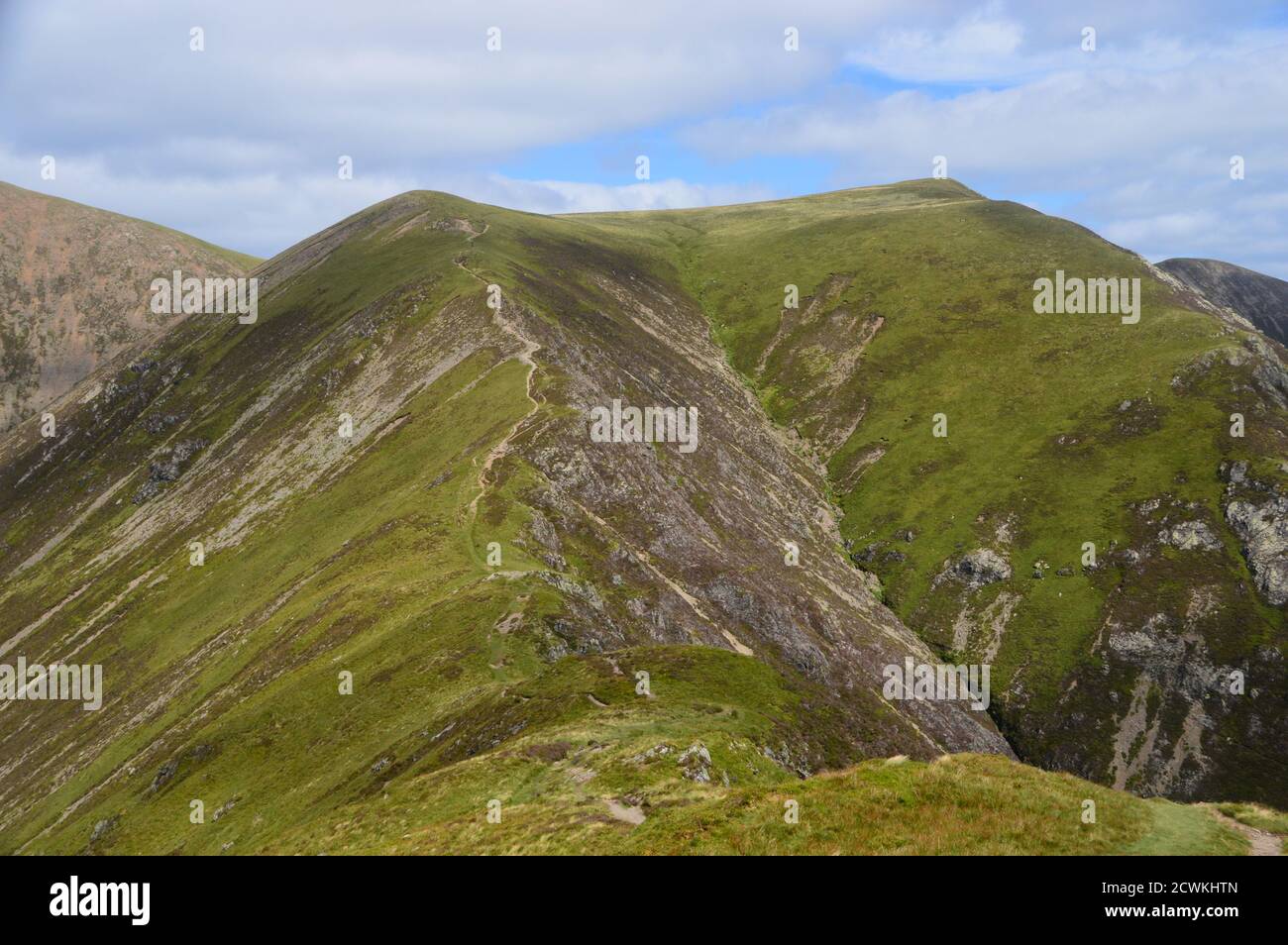 Ridge Path zum Wainwright 'Wandope' über Thirdgill Head man & Saddle Gate von 'Whiteless Pike' im Lake District National Park, Cumbria. VEREINIGTES KÖNIGREICH. Stockfoto