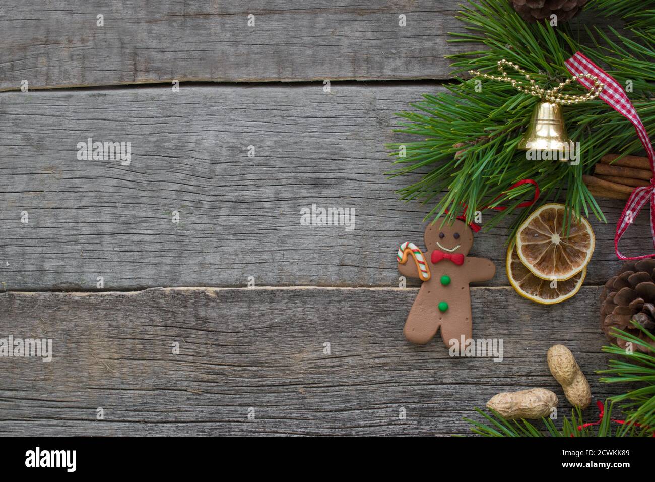 Weihnachtskomposition auf einem hölzernen Hintergrund. An Den Lebkuchenmann Stockfoto