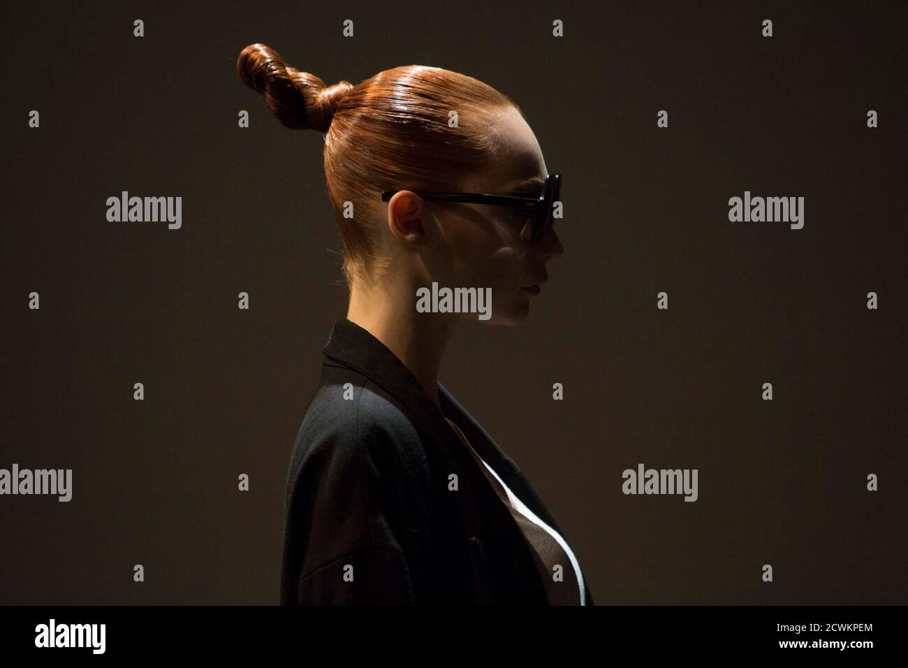 Ein Modell steht während der Proben für die Tracy Reese Herbst/Winter 2015 Kollektion Präsentation während der New York Fashion Week 15. Februar 2015. REUTERS/Andrew Kelly (VEREINIGTE STAATEN - Tags: MODE GESELLSCHAFT) Stockfoto