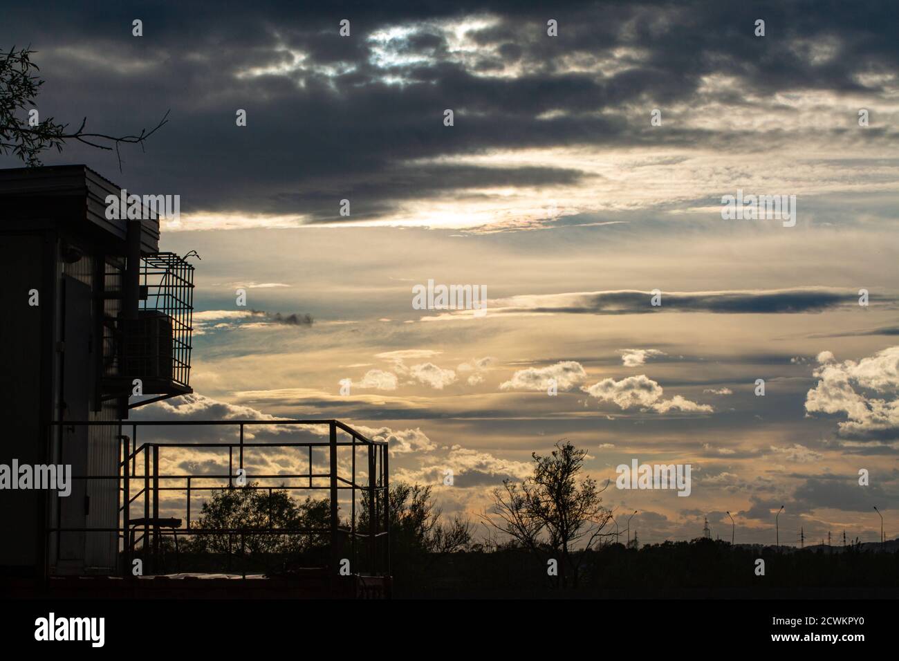 Ein klimatisierter Aussichtsturm, der sich vor einem wunderschönen Abendhimmel erhebt. Stockfoto