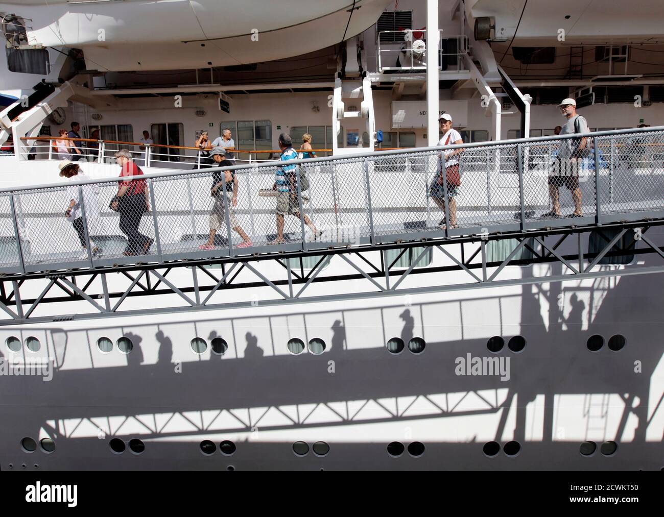 Touristen gehen spanischen Kreuzfahrtschiff im Hafen von Havanna "Gemini" 12. November 2010. Spanische Firma Happy Cruises wird Heimathafen der "Gemini" Schiff in Havanna und Kreuzfahrten rund um Cuba bieten.  REUTERS/Desmond Boylan (Kuba - Tags: Gesellschaft REISEGESCHÄFT) Stockfoto
