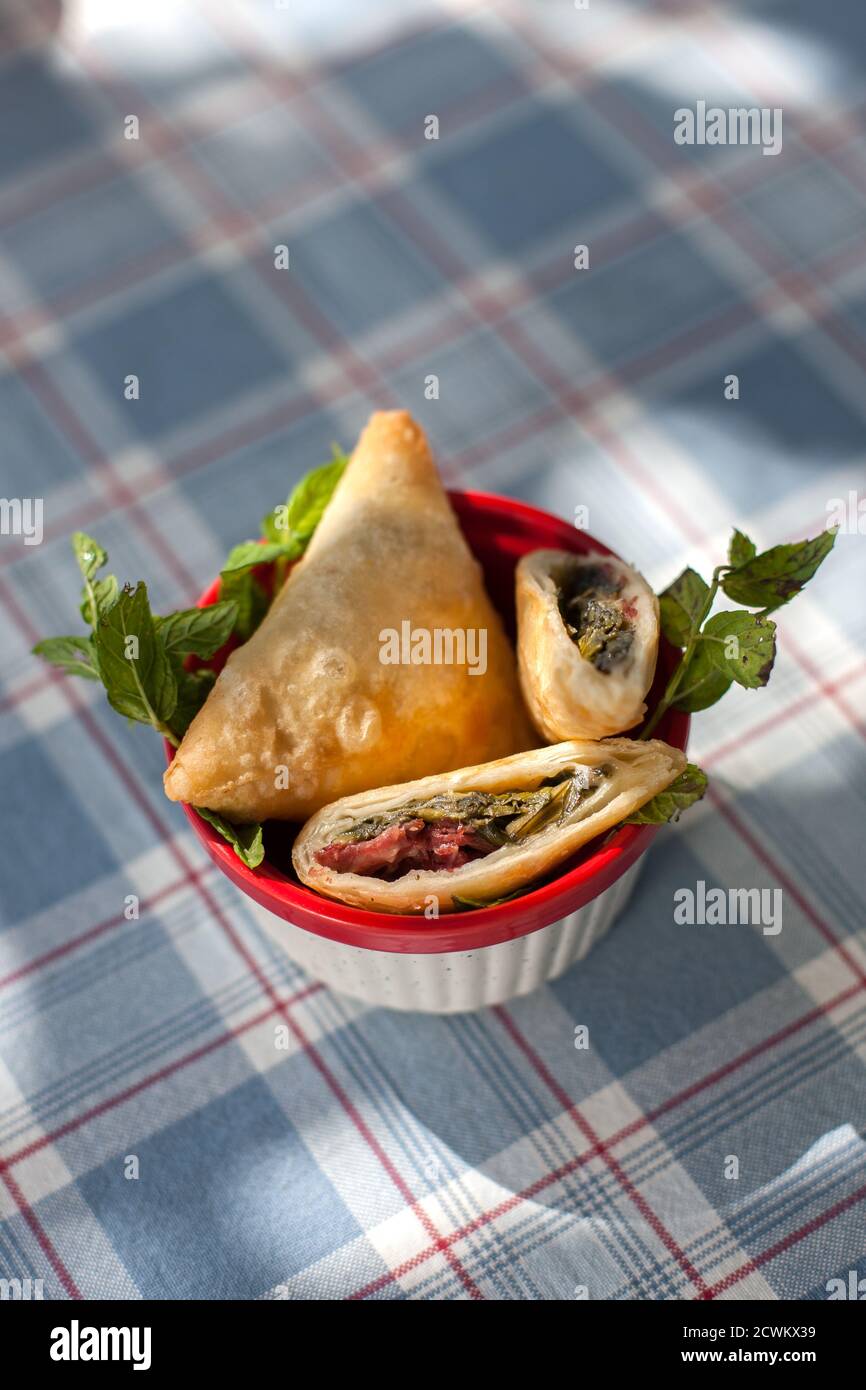 Pacanga Borek ein türkisches Gebäck, gefüllt mit Pastrami und Spinat Stockfoto