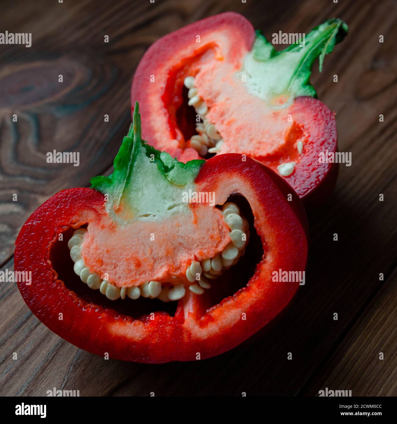 Paprika frischer Paprika auf dem Holztisch Stockfoto