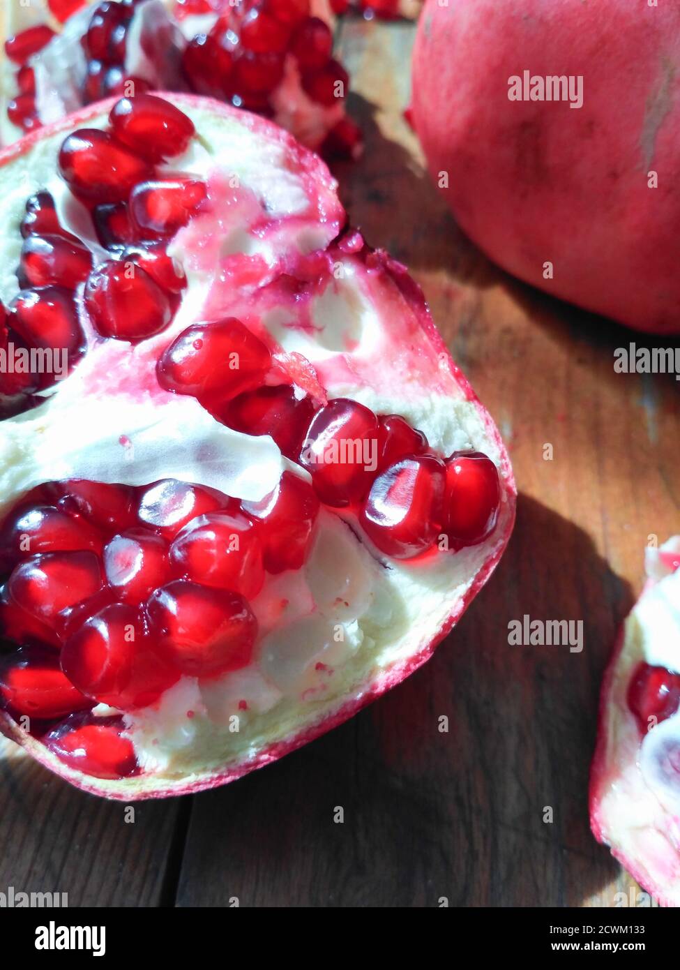 Saftige, reife Granatapfelkerne aus nächster Nähe Stockfoto