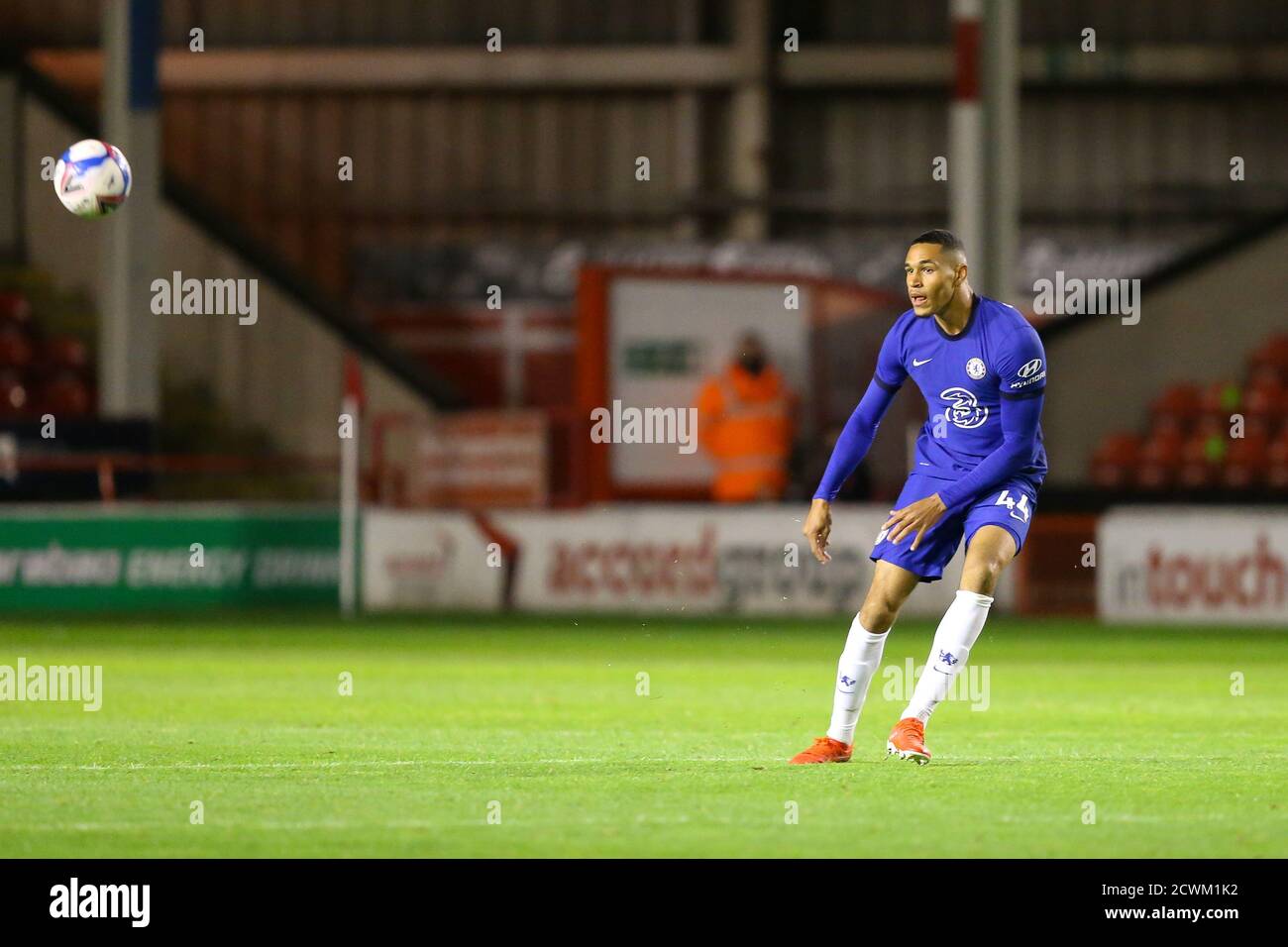 Walsall, Großbritannien. September 2020. Jon Russell von Chelsea U21 startet einen Ball vorwärts während der EFL Trophy Spiel zwischen Walsall und Chelsea U21 im Banks's Stadium, Walsall, England am 29. September 2020. Foto von Nick Browning. Kredit: Prime Media Images/Alamy Live Nachrichten Stockfoto