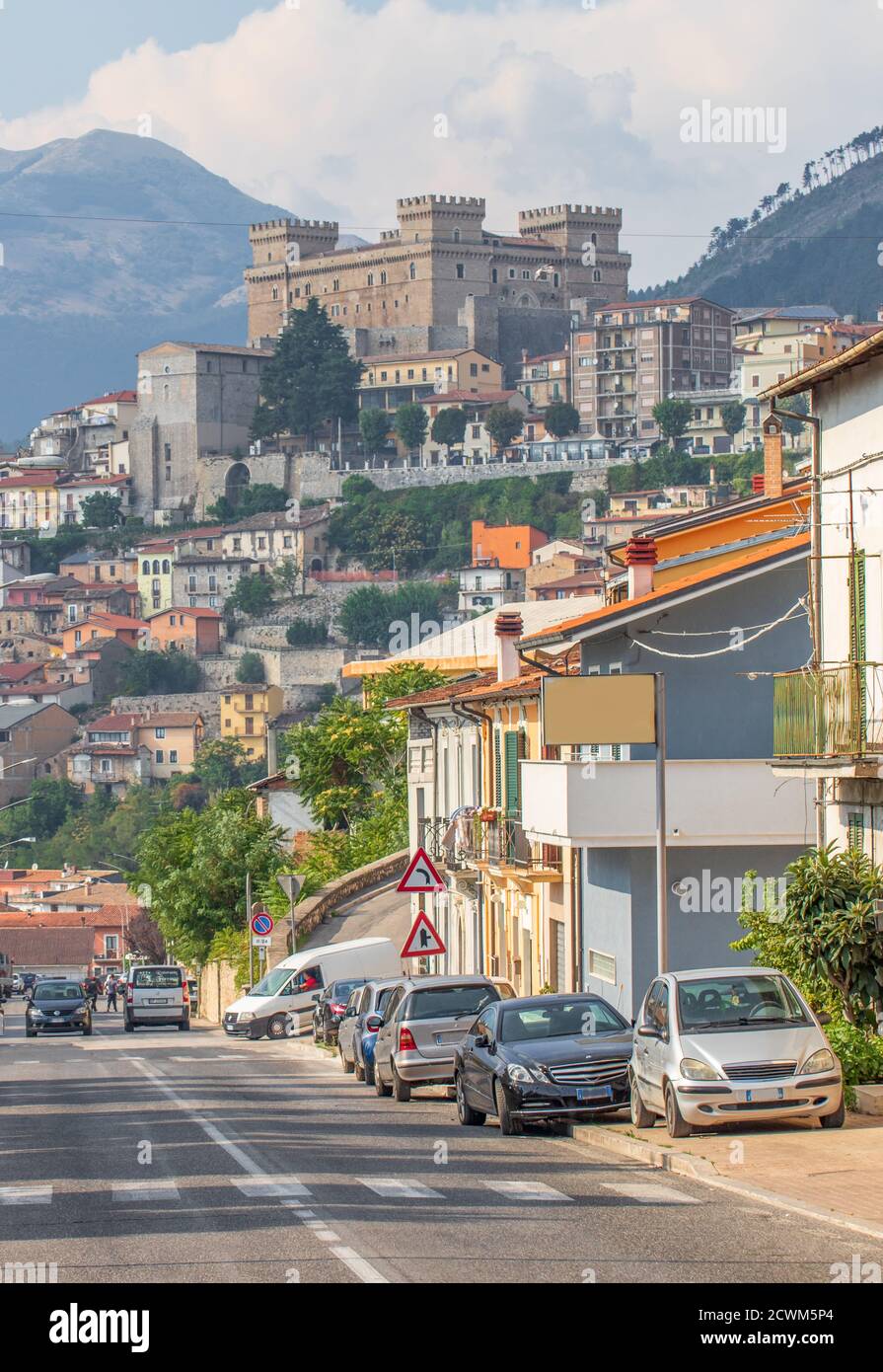 Celano, Italien - Celano ist eines der malerischsten Dörfer des Apennin-Gebirges und wird von der wunderschönen Piccolomini-Burg aus dem 14. Jahrhundert gekrönt Stockfoto