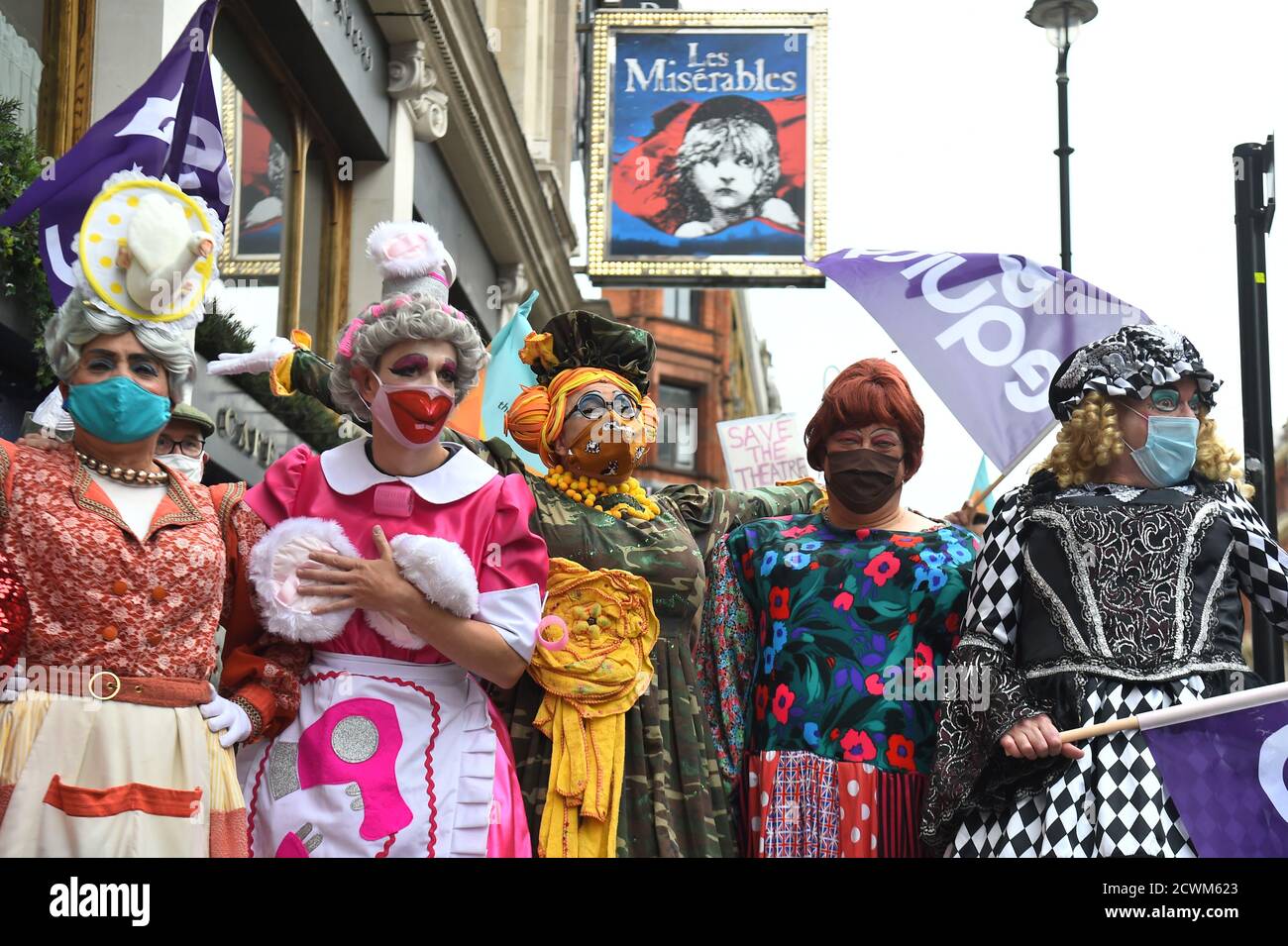 Pantomime-Dames machen ihren Weg zum Parliament Square, um gemeinsam mit anderen kreativen Arbeitern eine Kundgebung zu veranstalten, um die Auswirkungen der Pandemie auf Pantomime und Live-Theater zu beleuchten. Stockfoto