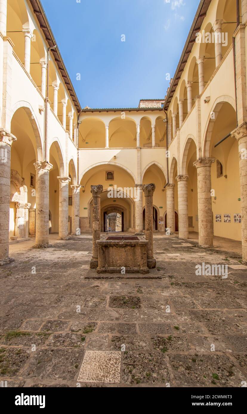 Celano ist eines der malerischsten Dörfer des Apennin-Gebirges und wird von der wunderschönen Piccolomini-Burg aus dem 14. Jahrhundert gekrönt Stockfoto