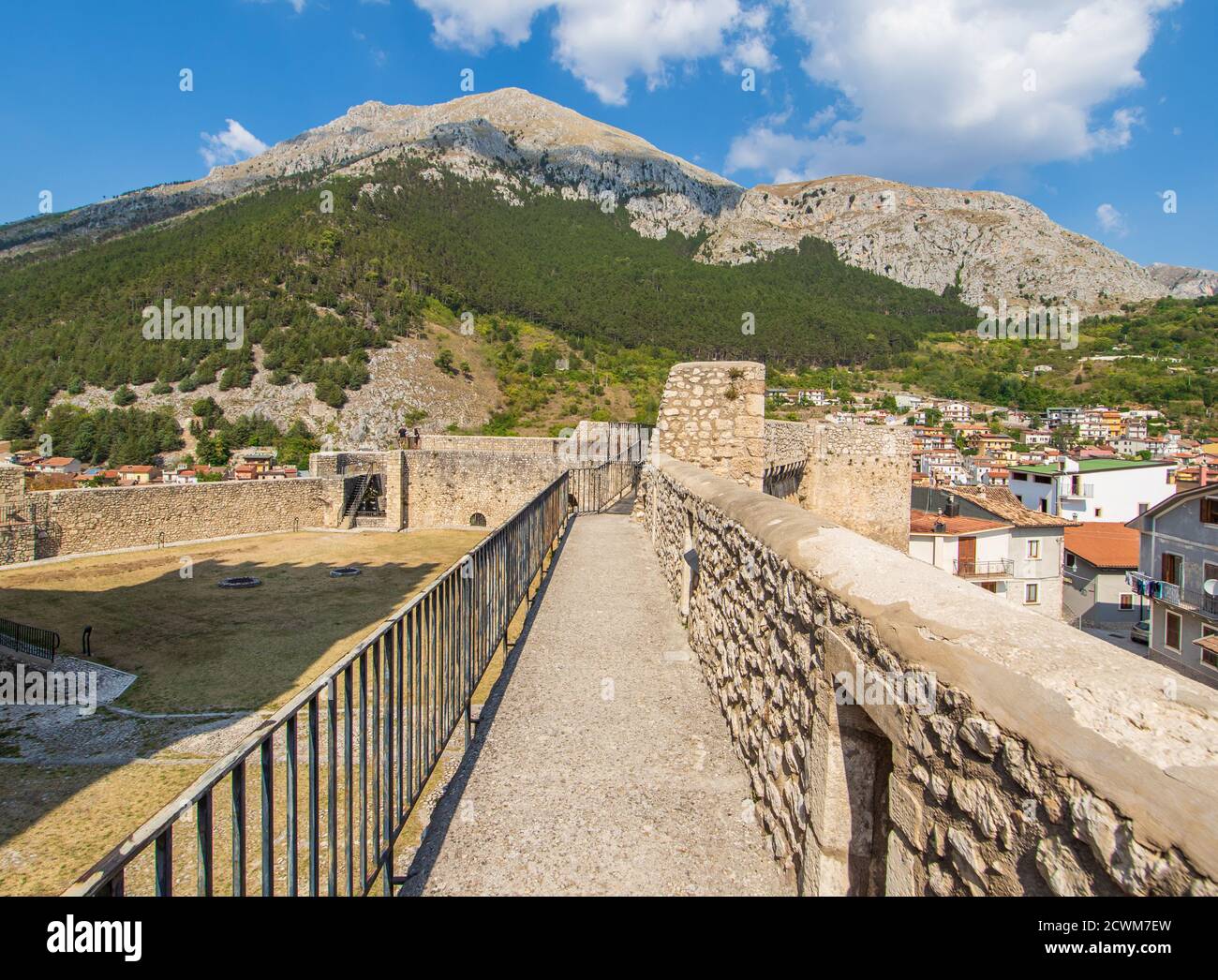 Celano ist eines der malerischsten Dörfer des Apennin-Gebirges und wird von der wunderschönen Piccolomini-Burg aus dem 14. Jahrhundert gekrönt Stockfoto